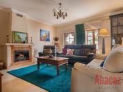 CHARMOSA CASA GEMINADA COM 4 QUARTOS E UM AMPLO TERRAÇO