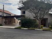 Charmosa e espaçosa casa no condomínio Parque paulistano...