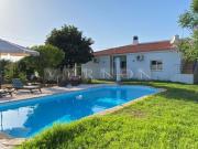 Charmosa e espaosa moradia com 3 quartos e piscina para...