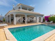 Charmosa moradia T4 2+2 com vista mar, piscina, garagem...