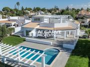 Charmosa moradia V4+1 térrea completamente remodelada...