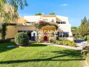 Charmosa moradia V4 perto de todas as comodidades em...