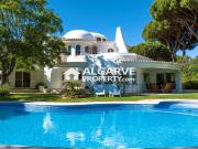 Charmosa moradia V6 numa rua sem saída frente ao golfe e...