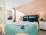 Charmosa vistosa plana com terraço