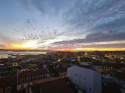 Charmoso Apartamento Duplex com Varanda em Alfama