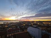 Charmoso Apartamento Duplex com Varanda em Alfama 77m²...