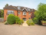 Chasemount, Windlesham 2 bed flat to rent £1,900 pcm £438 pw