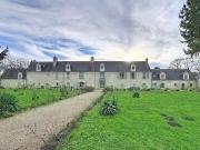 Château 17e sur 4,80 hectares avec pigeonnier et piscine...