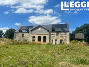 Château à rénover avec 2 gîtes attenants. Vues...