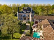 CHATEAU AVEC DEPENDANCES ENTRE PEYREHORADE ET DAX