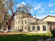 Château avec dépendances, piscine, écuries,gîte,...