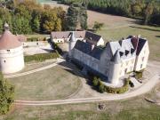 Château des XVIe et XIXe siècles avec 3 maisons annexes...