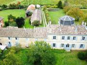 Château du 18eme siècle avec de nombreuses dépendances...