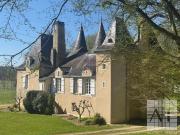 Château du XV11ème avec dépendances, piscine et terrain...
