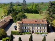 Château rénové du XVè avec gîtes sur 5 ha