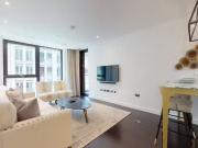 Charming Flat to rent in Charles Clowes Walk, Nine Elms SW11