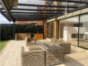 Chía Moderna e Iluminada Casa Campestre con Pérgola