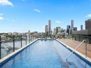 Chic 2 bed apartment + a rooftop pool with epic city views!
