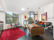 Chic Loft Style Apartment Close to Everything