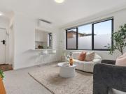 Chic Renovated Apartment in Lifestyle Locale Water Included!