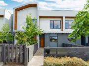 CHIC TOWNHOUSE IN A COVETED PARKSIDE SETTING!