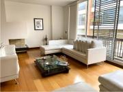 Chico Reservado Iluminado con Balcón