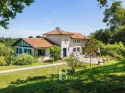 CIBOURE, MAISON AVEC PISCINE ET BEL APERCU MER