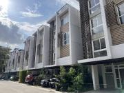 City Comfort with a Private Feel – Roces Avenue, Quezon...
