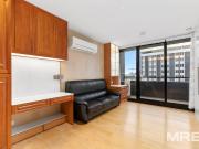 City edge furnished comfort opposite Albert Park Lake