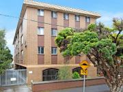 City fringe living close to parkland!