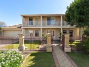 City Fringe Living: Private & Secure Family Home