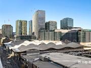 City Retreat with Dazzling Docklands Views