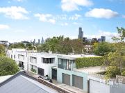 City Skyline Views with this Smart South Yarra Starter!