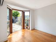 Classic cottage / large courtyard / village position