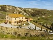 Classica casa di campagna in terracotta con annessi...