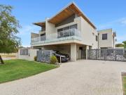 CLASSY, HIGH END APARTMENT IN PRIME LOCATION!