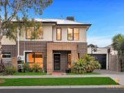 Close to Craigieburn Central Shopping Centre!