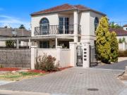 Coastal Chic Townhome Only Minutes To The Beach!