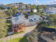 Coastal Gem – Walk to the Beach and Local Eateries