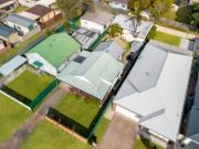 Coastal Living with Bonus Sleepout – Walk to Beach & Shops!