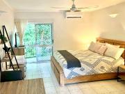 Coastal Studio Retreat – Walk to Trinity Beach, Shops &...