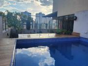 Cobertura estilosa com piscina privativa
