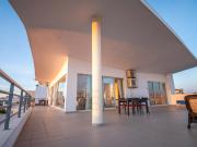 Cobertura exclusiva com vista panorâmica para o mar