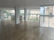 Cobertura muito bem localizada, a poucos metros da...