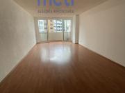 cocina amplia iluminación y balcones