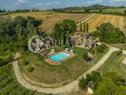 Collazzone, vicino a Todi, prestigiosa villa di circa...