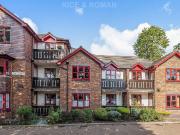 College Road, Epsom KT17, 2 bed flat to rent, £1,500 pcm...