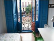 Colorida habitación en alquiler en un apartamento de 7...