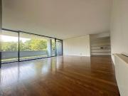 Com uma área total de 229 m2, este espaçoso apartamento...