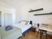 Comfortable bedroom in a 6 room apartment in Areeiro,...